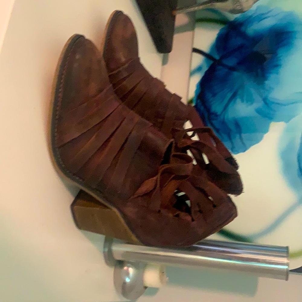 Free people brown leather distressed size 39 ankle boots. Super cute!